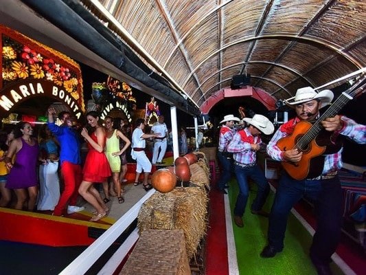 Fiesta en Xochimilco