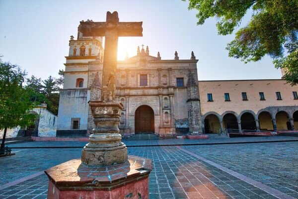 Atrio de la parroquia San Juan Bautísta